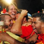 Cientos de madrileños salieron a la calle para celebrar el triunfo