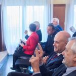 El presidente del tribunal del juicio de los ERE, Juan Antonio Calle, recordó ayer al banquillo que la ley prohibe hacer «gestos» mientras declaran otros acusados