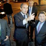 Rodrigo Rato, Francisco Camps y José Luis Oliva, ayer, en la inauguración de la exposición «Eterno retorno»