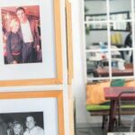 Los retratos de Pedro Sánchez (arriba) y el ministro Grande-Marlaska cuelgan en las paredes del bar restaurante de Chueca / Gonzalo Pérez