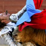 Espeluznante cogida en el cuello a Julio Aparicio