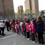 Imagen de archivo de nos niños hacen cola a la entrada de un colegio público del distrito de China Town, Nueva York, EE.UU