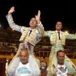 Los diestros Enrique Ponce (i) y David Mora salen a hombros tras el festejo taurino de Feria celebrado esta tarde en la plaza de toros de Almería.