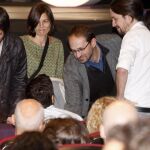 El secretario general de Podemos, Pablo Iglesias, y el coordinador nacional de ICV, Joan Herrera, junto a otros miembros de Podemos