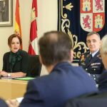 Silvia Clemente preside la reunión junto al coronel José Antonio Gutiérrez Sevilla