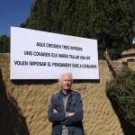 Albert Boadella con el cartel en el que denuncia los ataques a su casa en el Ampurdán