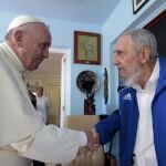 El Papa saluda a Fidel Castro.