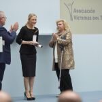 Alfonso Sánchez y Ángeles Pedraza han entregado el premio a Cristina Cifuentes