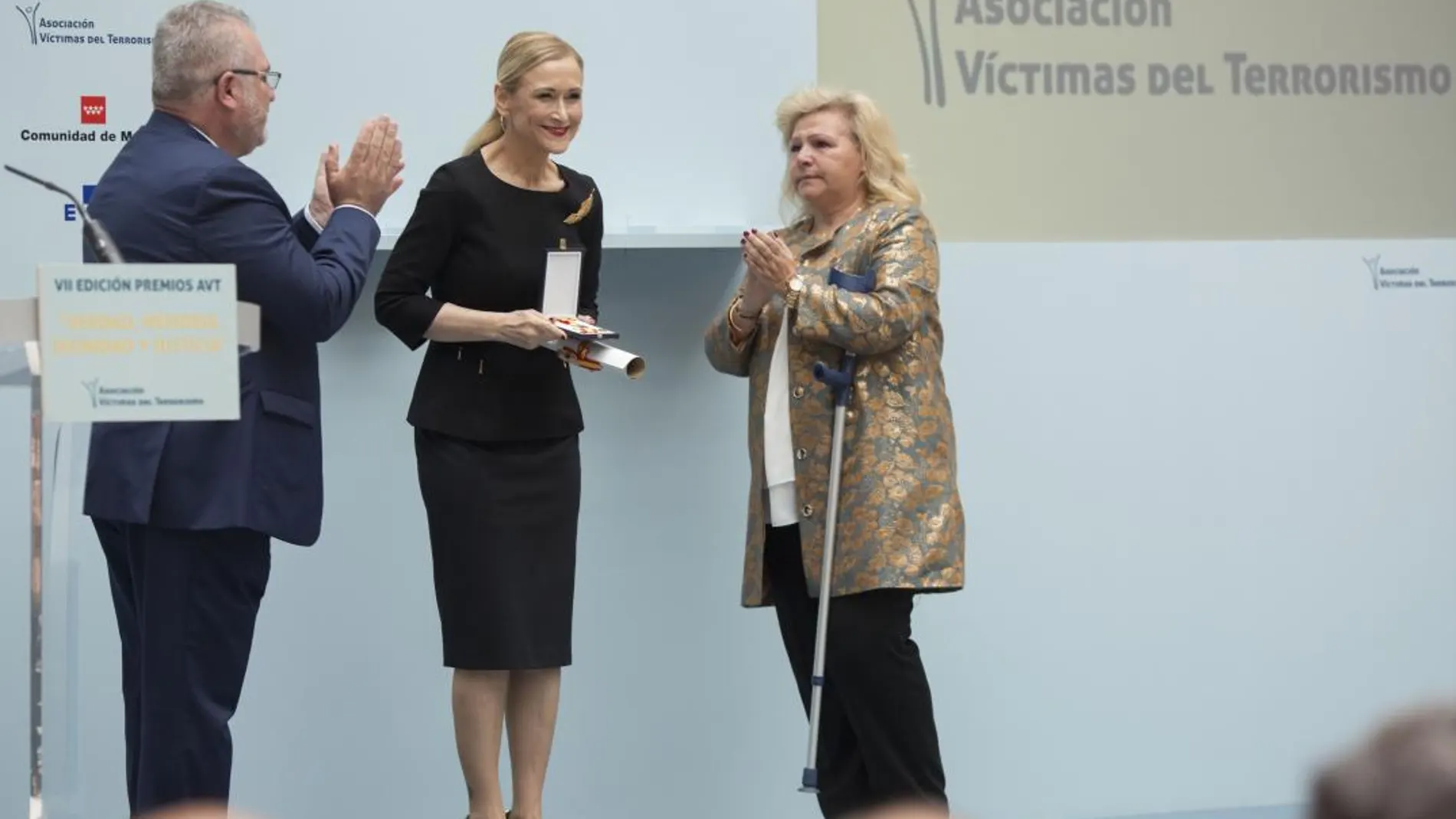 Alfonso Sánchez y Ángeles Pedraza han entregado el premio a Cristina Cifuentes