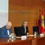 El consejero de Agricultura, Antonio Cerdá, (derecha)
