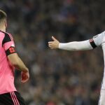 El jugador de la selección de escocia, Grant Hanley, izquierda, y Eric Dier, de la selección de Inglaterra, luciendo los brazaletes con la amapola