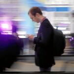 La primera jornada del Mobile World Congress arrancó con absoluta normalidad en el transporte público y con éxito de público