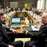 El presidente y el director general de Caja Segovia, Atilano Soto (d) y Manuel Escribano (i), respectivamente
