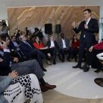 El secretario general y candidato del PSOE a presidencia del Gobierno, Pedro Sánchez (2d), junto a la secretaria de Estudios y Programas del PSOE y candidata del PSC a las generales, Meritxell Batet (d), durante su intervención en la presentación del "gobierno del cambio", hoy en Barcelona