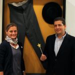 Cristina Cuadrado entrega el premio a José Antonio Familiar