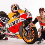 Dan Pedrosa posa junto a su moto.