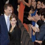 Los Reyes de España reciben, en el Palacio de Congresos de Girona, los aplausos de los asistentes al acto de entrega de los Premios Fundación Princesa de Girona.