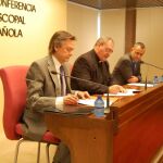 La Conferencia Episcopal Española (CEE) y Transparencia Internacional firmaron este martes un acuerdo de colaboración