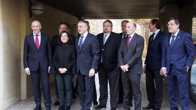 El nuevo delegado del Gobierno en Euskadi, Javier de Andrés (3i), junto a Sáenz de Santamaría, su antecesor, Carlos Urquijo (3d), el consejero de Gobernanza Pública y Autogobierno, Josu Erkoreka (i), y el presidente del Tribunal Superior de Justicia del País Vasco, Juan Luis Ibarra (d), tras finalizar el acto de toma posesión de su cargo.