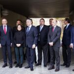 El nuevo delegado del Gobierno en Euskadi, Javier de Andrés (3i), junto a Sáenz de Santamaría, su antecesor, Carlos Urquijo (3d), el consejero de Gobernanza Pública y Autogobierno, Josu Erkoreka (i), y el presidente del Tribunal Superior de Justicia del País Vasco, Juan Luis Ibarra (d), tras finalizar el acto de toma posesión de su cargo.