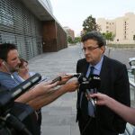 El abogado de la familia Sumarroca hace declaraciones a la salida de los juzgados tras decretarse prisión provisional sin fianza para Jordi Sumarroca.