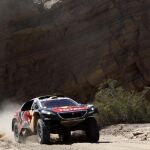 El piloto francés Stephane Peterhansel y su copiloto Jean Paul Cottret del equipo Peugeot