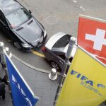 Imagen de archivo de funcionarios de la FIFA esperan junto al Hotel Marriott para una reunión antes del congreso de la FIFA en Zúrich (Suiza) el miércoles 27 de mayo de 2015.