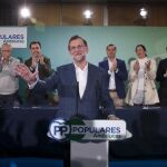 El presidente del Ejecutivo en funciones, Mariano Rajoy, con los populares andaluces