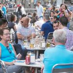 LA IMAGEN. La polémica de las terrazas viene arrastrándose desde hace años en la ciudad , especialmente en la avenida Diagonal, con muchos transeúntes