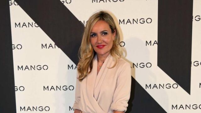 Clara Courel luce un vestido de Mango, zapatos Jimmy Choo y cartera de L. K. Bennett