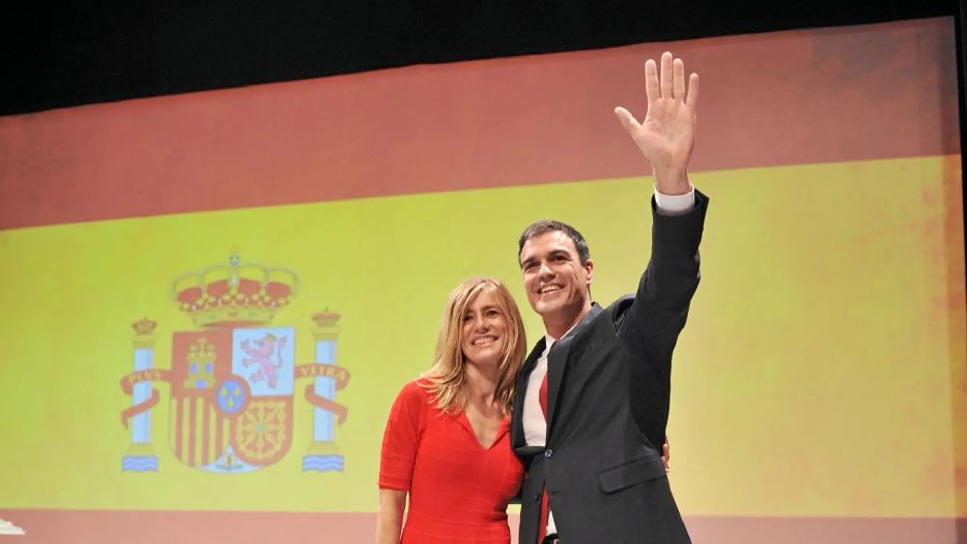Sánchez pronunció su primer discurso como candidato a La Moncloa acompañado por una gran bandera de España y junto a su mujer, Begoña Gómez