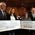 Ignacio Muñoz, presidente de la AECC nacional, y Javier Arroyo, responsable de la asociación en Valladolid, junto a Verónica Dávalos y Cristina Mancebo, beneficiarios de las ayudas