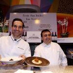 Mario Sandoval y Luis Martín con sus respectivas tapas de toro bravo, en la presentación del Tendido 11 de Las Ventas