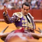 José María Manzanares en su primer toro de la tarde de la duodécima corrida de abono de la Feria de Abril
