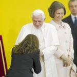 La presidenta del PP catalán, Alicia Sánchez-Camacho, saludó al Santo Padre en la ceremonia de despedida en el aeropuerto barcelonés de El Prat ante la presencia de los Reyes