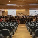 Posado con los colaboradores en el salón de actos de Unicaja