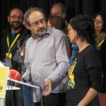 El número uno de la CUP en el Parlament, Antonio Baños, junto a la número dos, Anna Gabriel