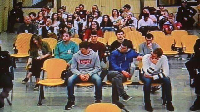 Abogados, familiares, amigos y simpatizantes de los presuntos causantes de la agresión a los guardias civiles / Foto: C. Pastrano