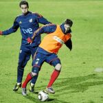 Arbeloa persiguea Fernando Torres en el entrenamiento de ayer