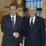 El presidente del Gobierno español, José Luis Rodríguez Zapatero (i) saluda al primer ministro marroquí, Abbas el Fassi, en imagen de archivo
