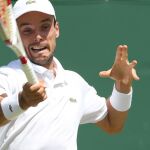 Roberto Bautista Agut devuelve una bola a Nikoloz Basilashvili