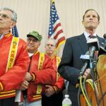 El fiscal general de Connecticut y candidato demócrata al Senado, Richard Blumenthal, con veteranos de la guerra de Vietnam