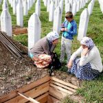 Una mujer entierra los restos de su familiar, víctima del genocidio de Srebrenica, en Potocari