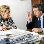 José Antonio de Santiago-Juárez explica varias iniciativas de cooperación transfronteriza a Rosa Valdeón