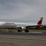 Vista general del Airbus 330 de la aerolínea Iberia hoy, viernes 3 de julio de 2015, en el aeropuerto internacional José María Córdova de Rionegro (Colombia).