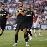 El delantero portugués del Sevilla FC André Silva celebra su segundo gol, el tercero del equipo frente al Rayo Vallecano / Efe
