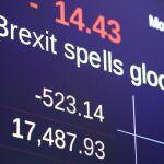Vista de una pantalla que muestra la caída del índice Dow Jones como consecuencia de la victoria del "brexit".