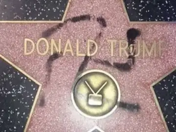 Dibujan una esvástica nazi sobre la estrella de Donald Trump Dibujan una esvástica nazi sobre la estrella de Donald Trump