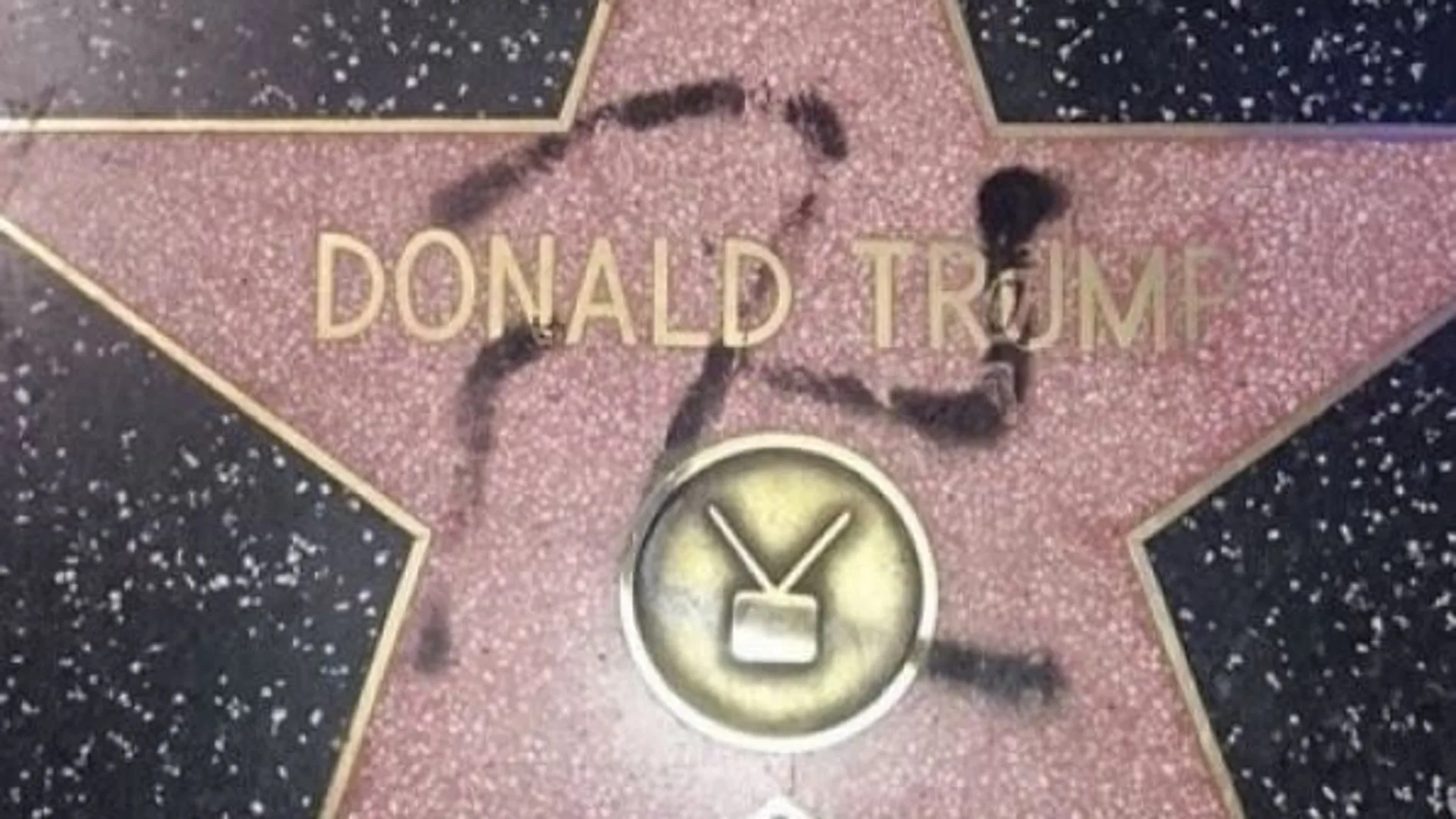 Dibujan una esvástica nazi sobre la estrella de Donald Trump