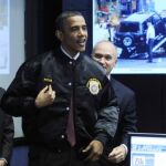 Obama viste una chaqueta de la Policía de Nueva York, durante una visita al centro de control de la Policía neoyorquina